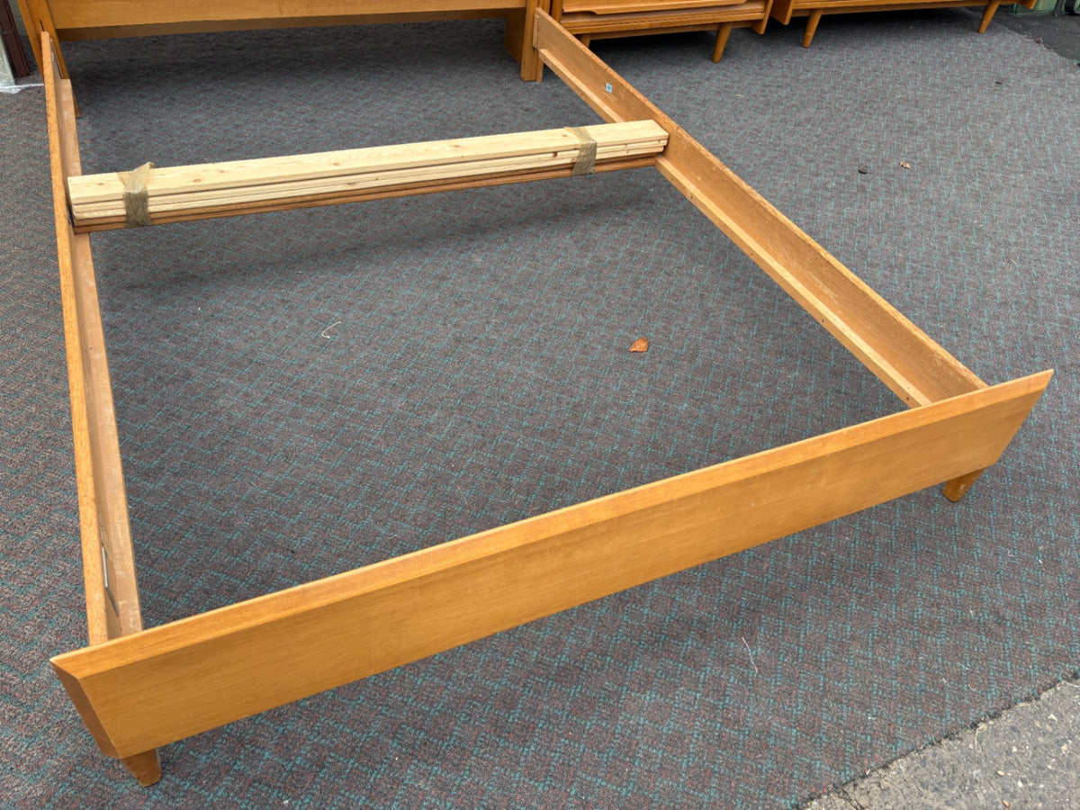 68148  Mid-Century Modern Crawford Bedroom Set with Mirror and Bed Frame