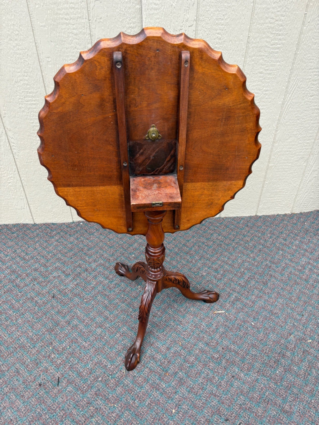 67814 Antique Mahogany Tilt-Top Pie Crust Table with Carved Pedestal