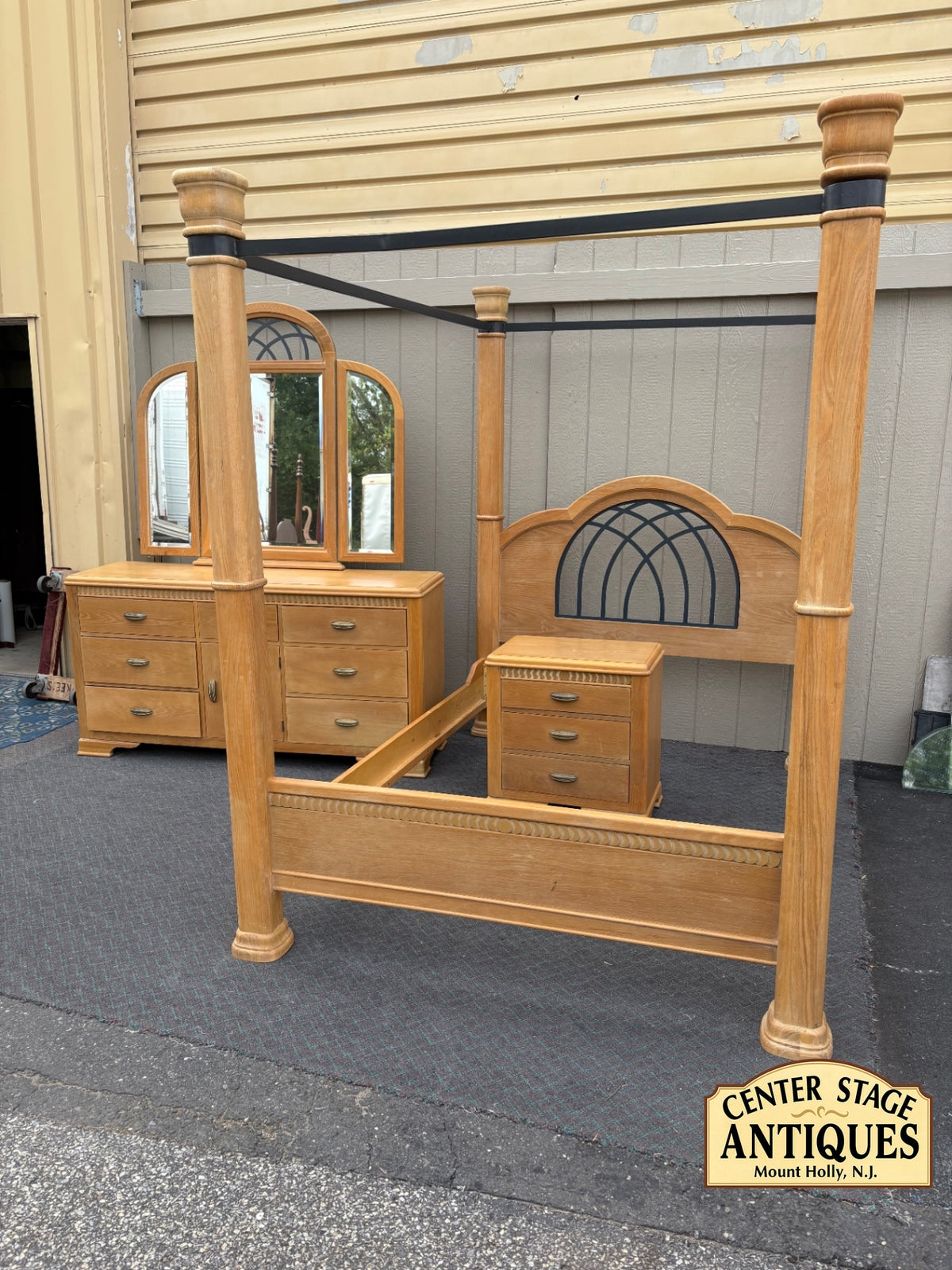 68156 BROYHILL Queen size bed Dresser w/mirror and nightstand Bedoom set