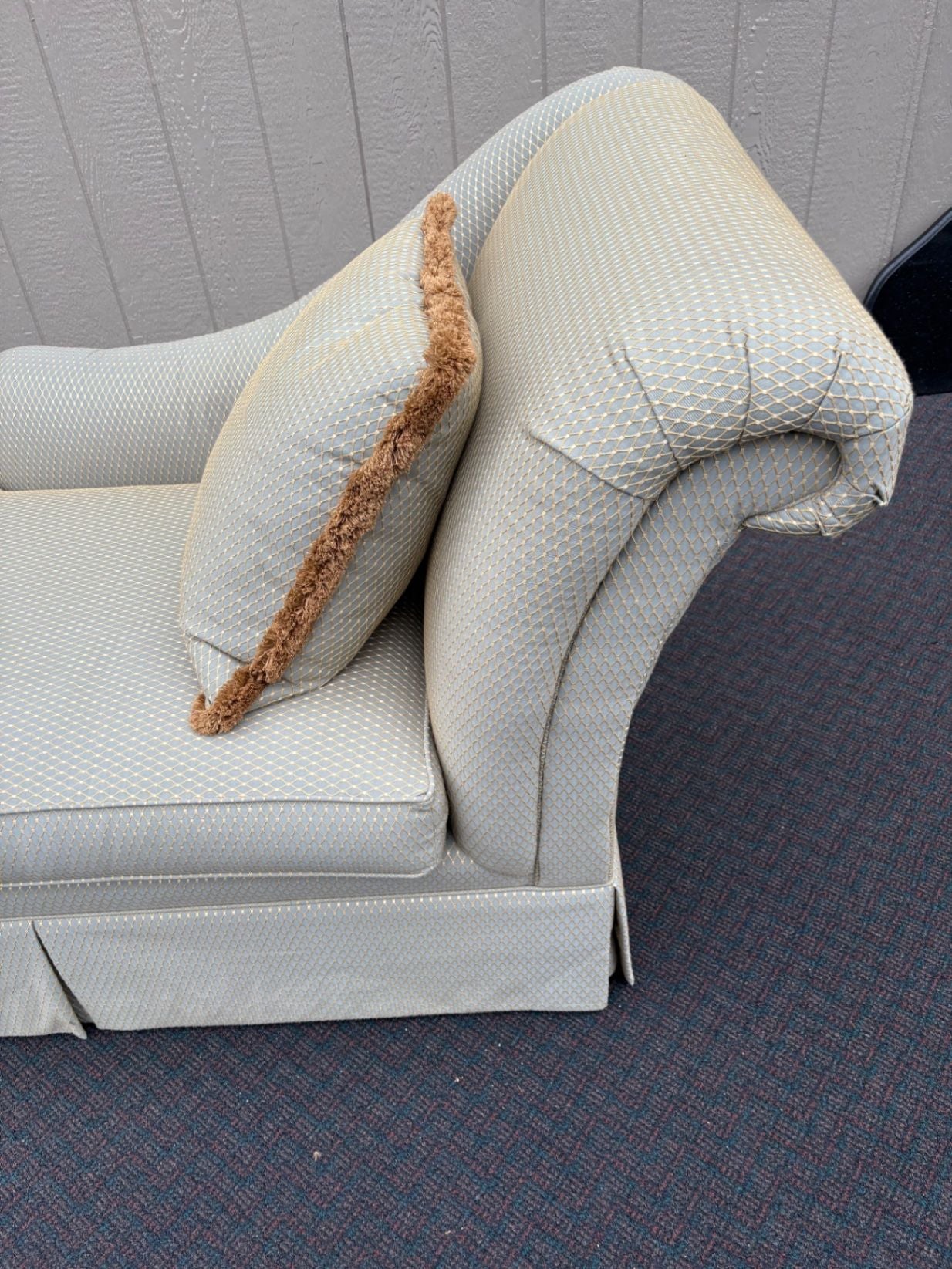 67531 Thomasville Upholstered Fainting Couch with Skirted Base