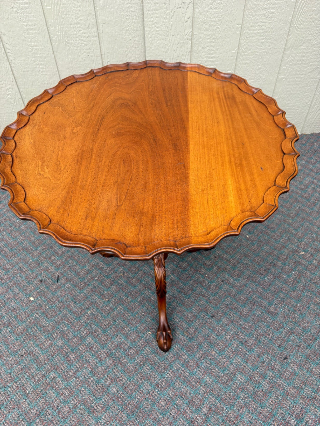 67814 Antique Mahogany Tilt-Top Pie Crust Table with Carved Pedestal