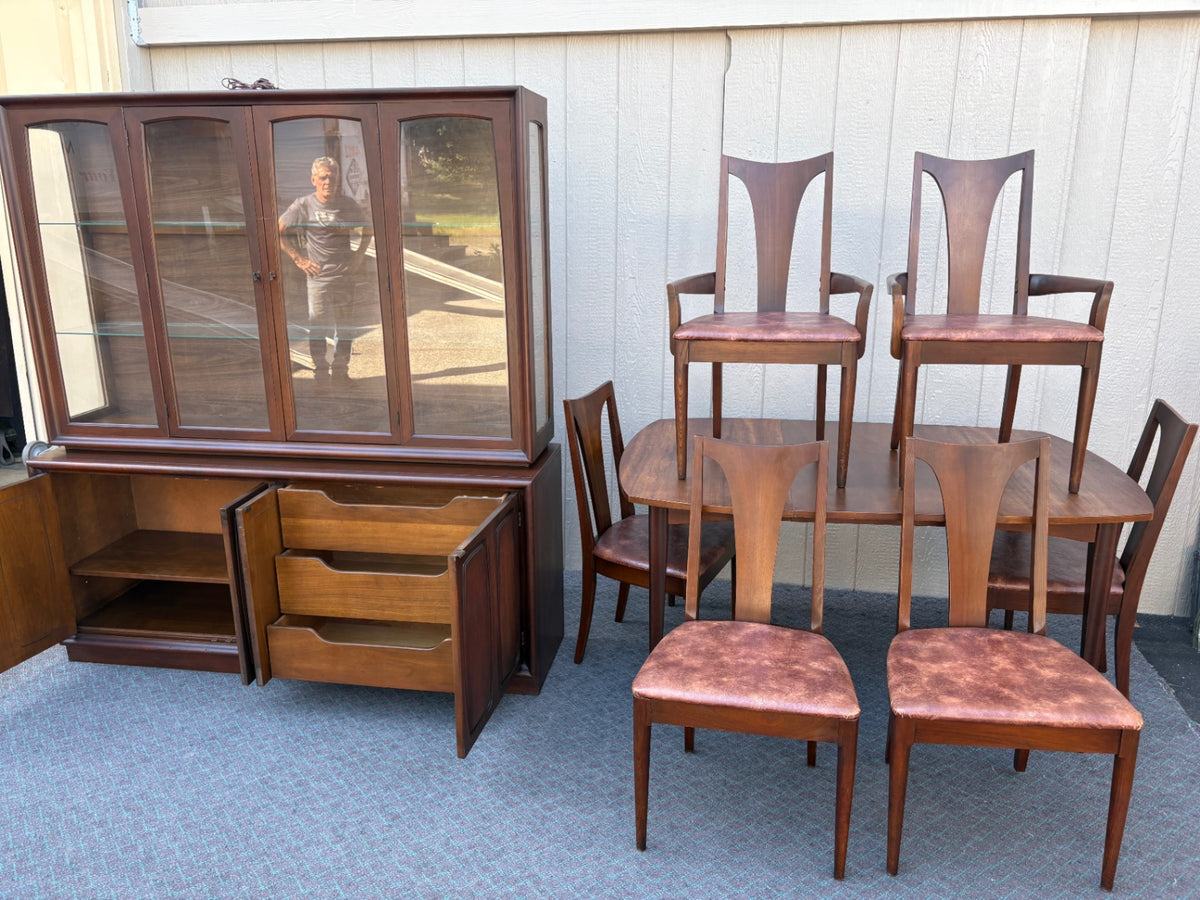 68135 Mid-Century Modern Dining Set with Hutch and Six Chairs