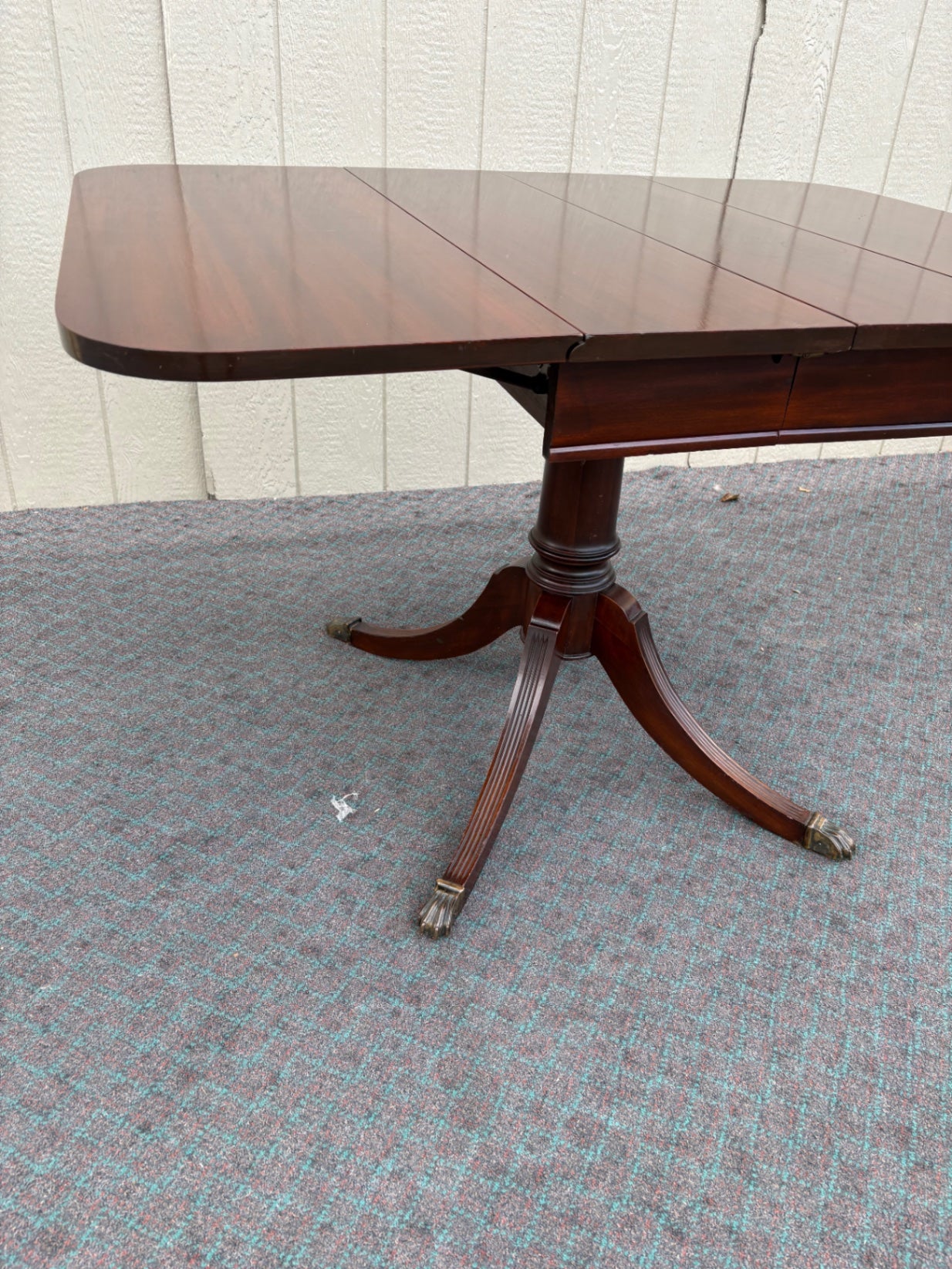 68092  Elegant Duncan Phyfe Drop Leaf Dining Table with Mahogany Finish