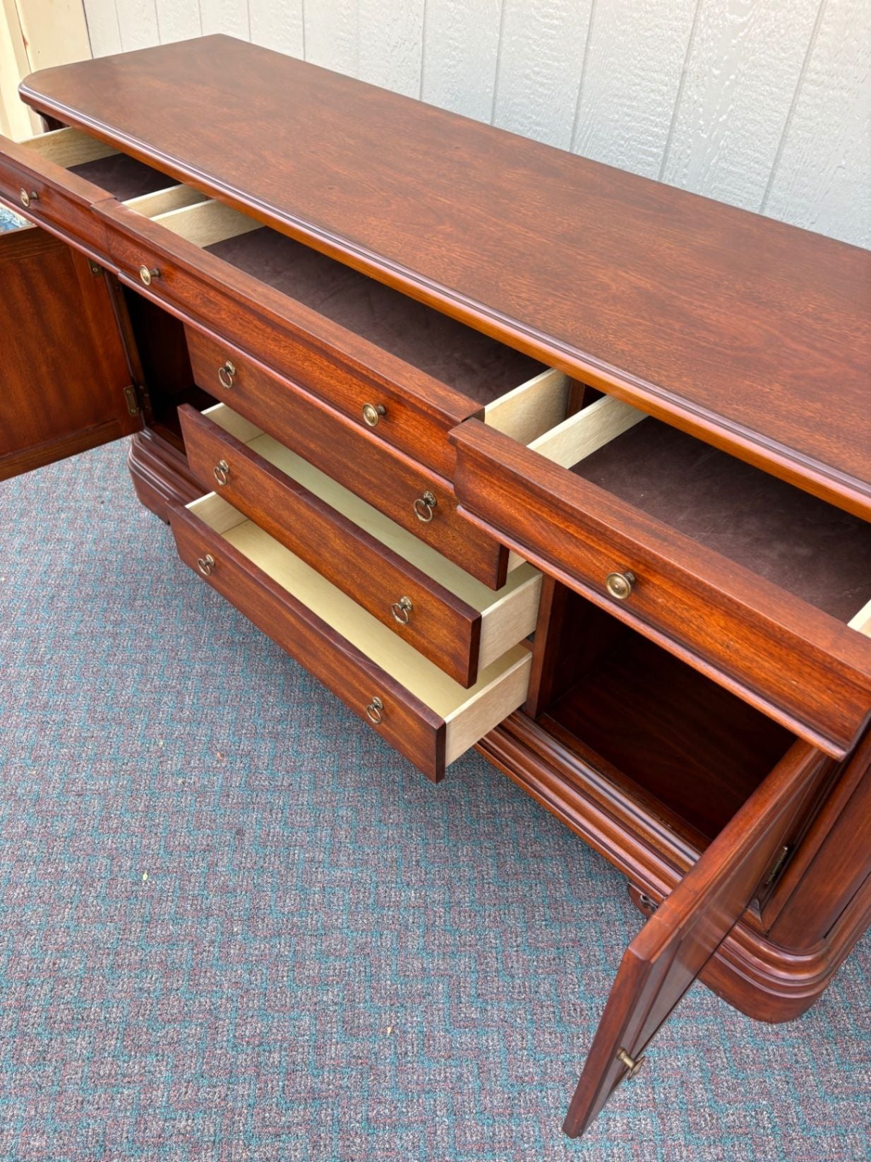 67655 Elegant Mahogany Sideboard with Drawers and Cabinets