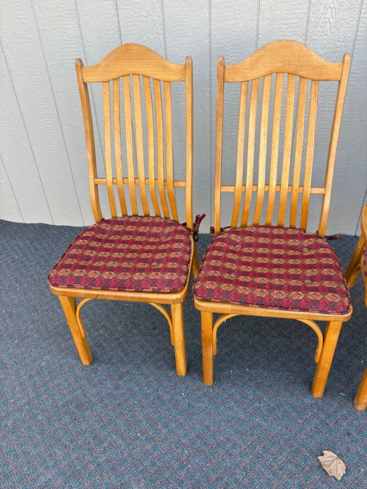 67633 Set of 4 Oak Dining Chairs with Cushions, Vintage Slat-back Design