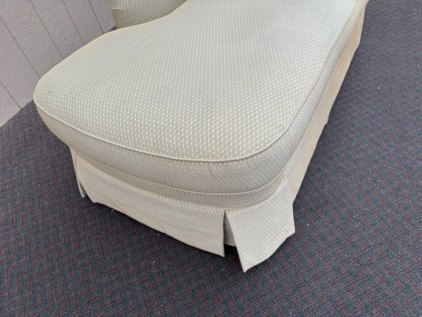67531 Thomasville Upholstered Fainting Couch with Skirted Base
