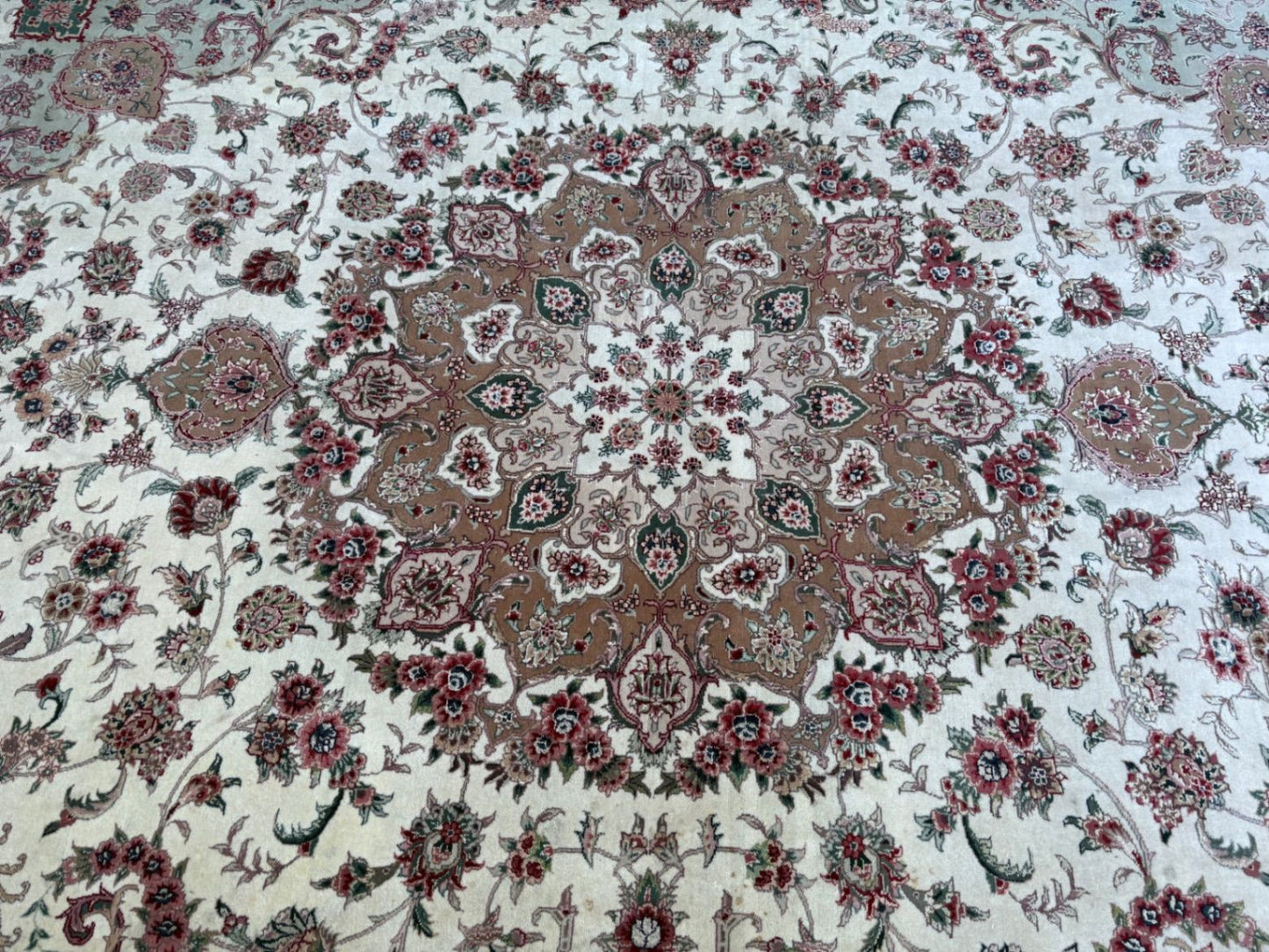 RUG 07 Traditional Oriental Rug with Floral Medallion Design, Wool 8' x 10' 6"