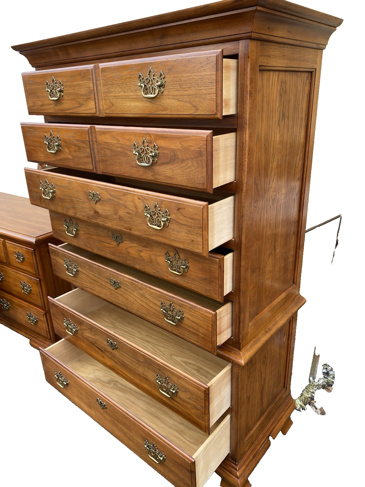 66572   THOMASVILLE Fisher  Park High Chest Dresser w/ Mirror Queen  Poster Bed