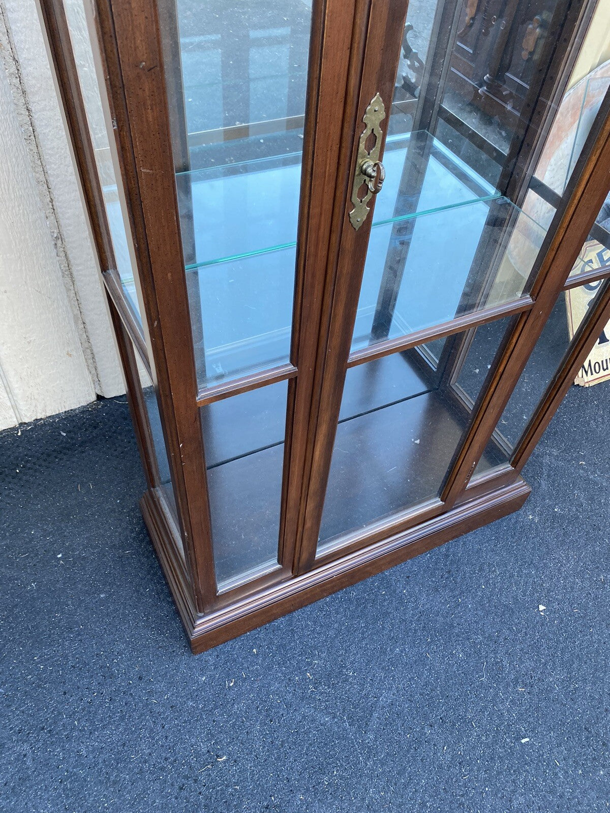 BN 03: Curio China cabinet