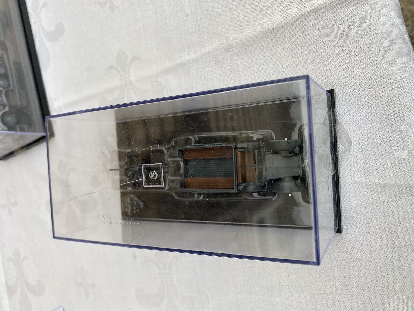 ES 64 :      2 Military Tanks in Showcases