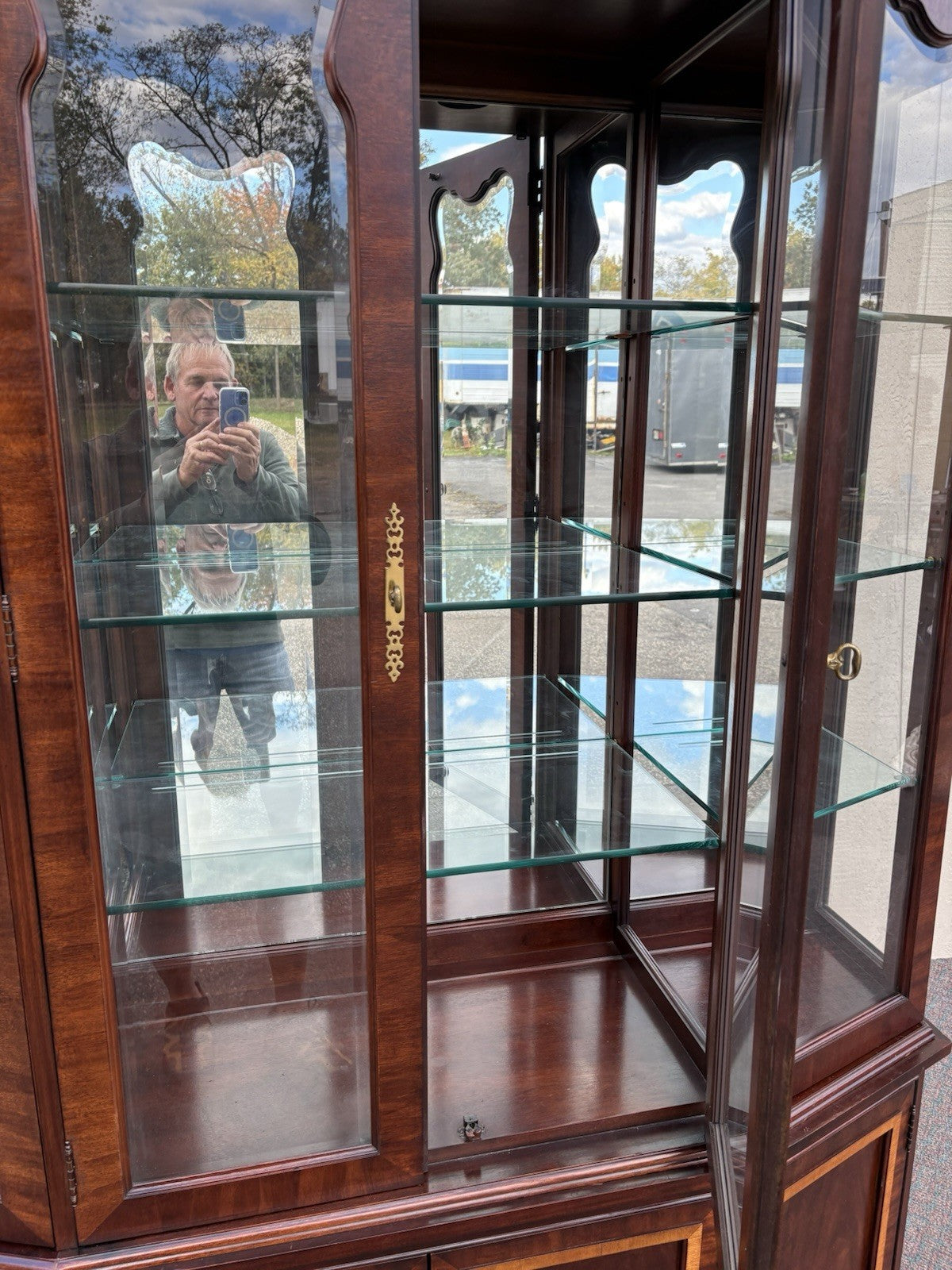 67135 Banded Mahogany Thomasville Breakfront China Cabinet Curio