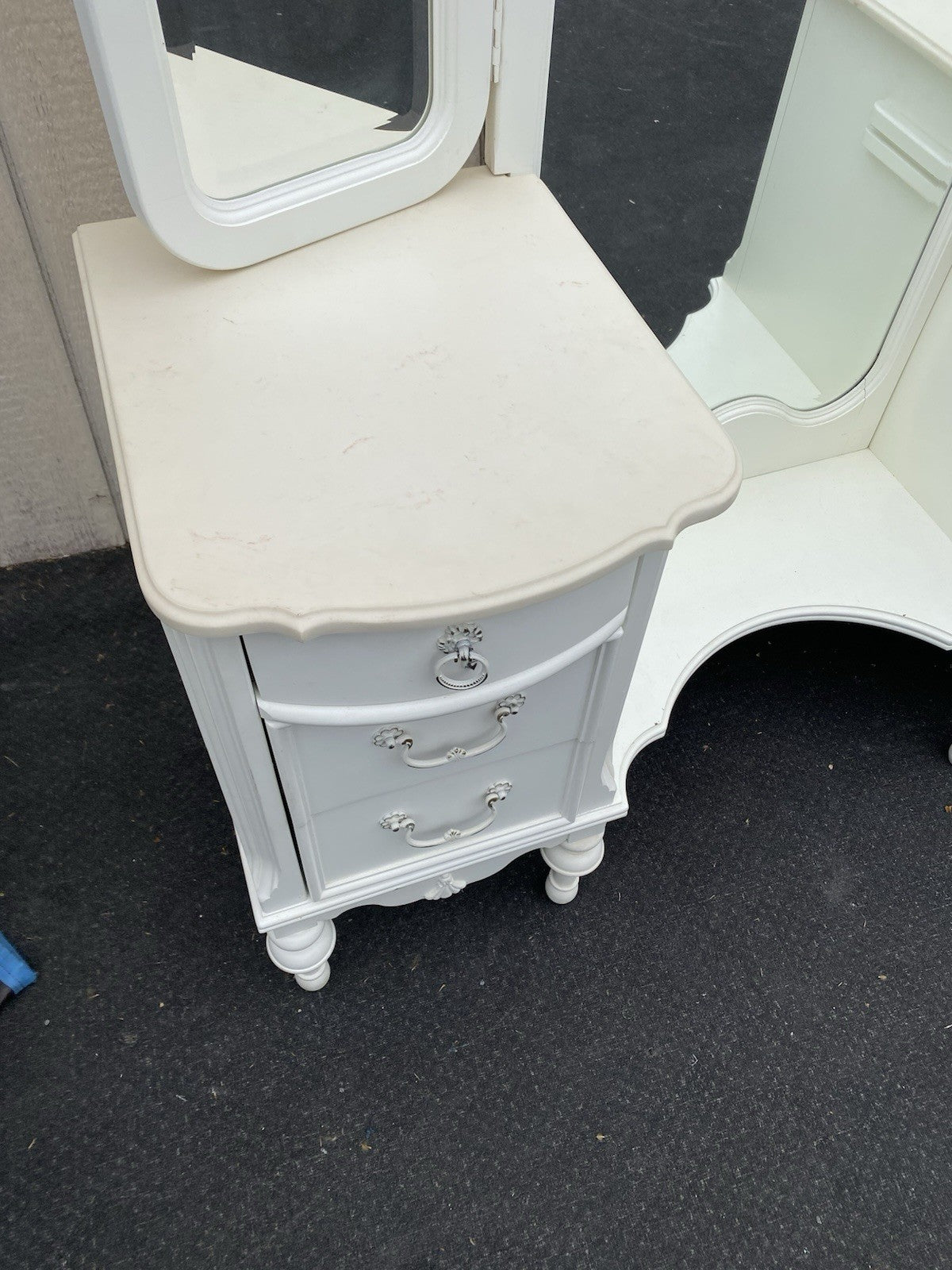 66535 Lexington Furniture Vanity Desk with Etched Glass Tri-Fold Mirror