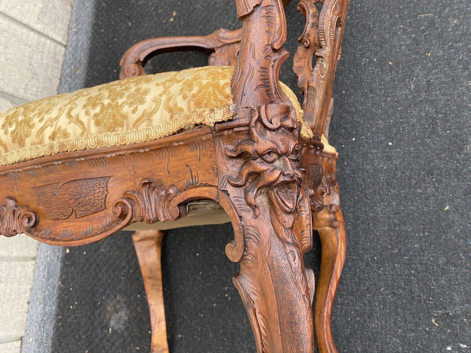 66207   Fancy Hand Carved Mahogany Corner Chair Northwind Lion   Faces VERY RARE
