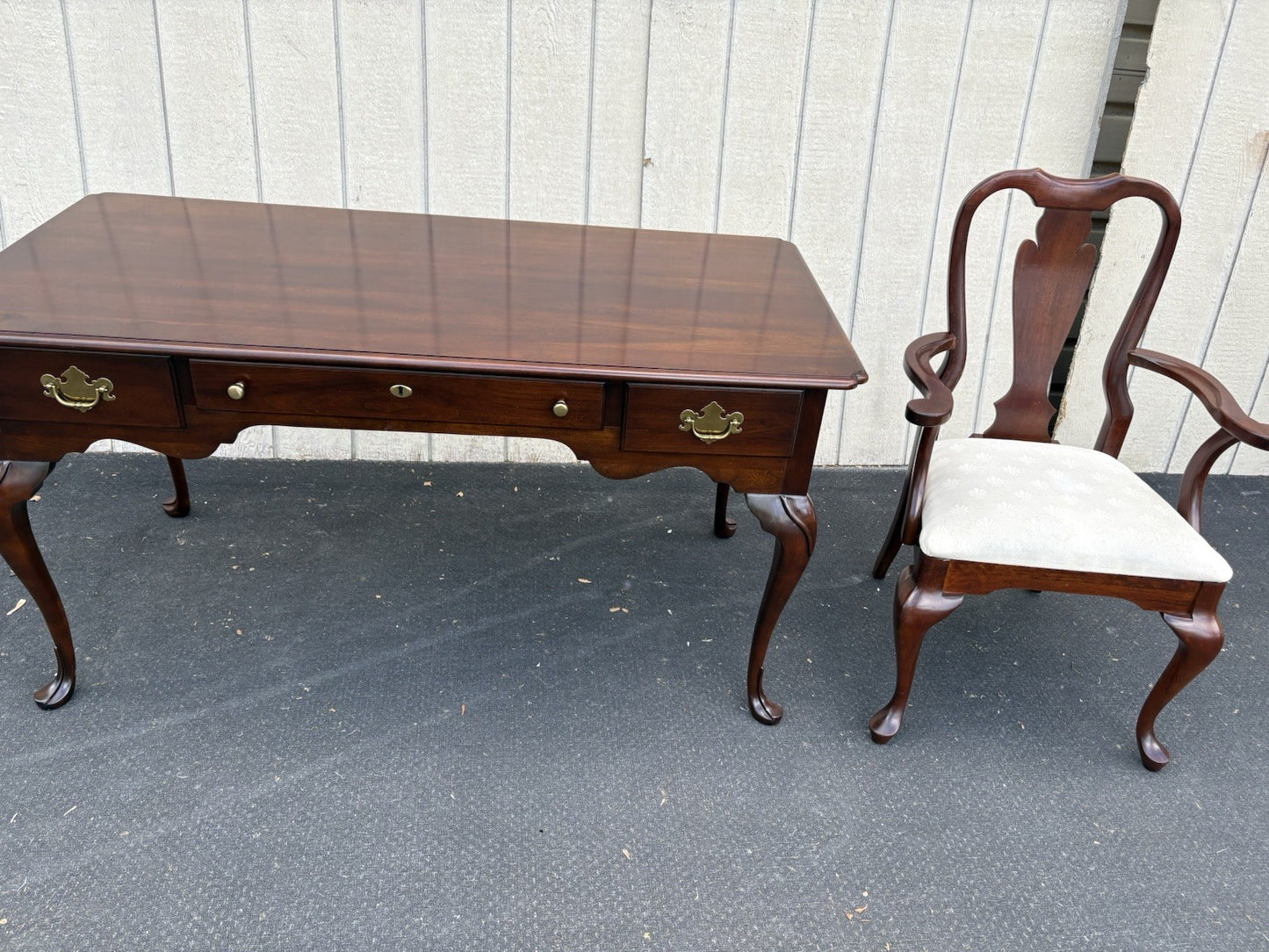 66639   STATTON Mahogany Executive Desk with Chair