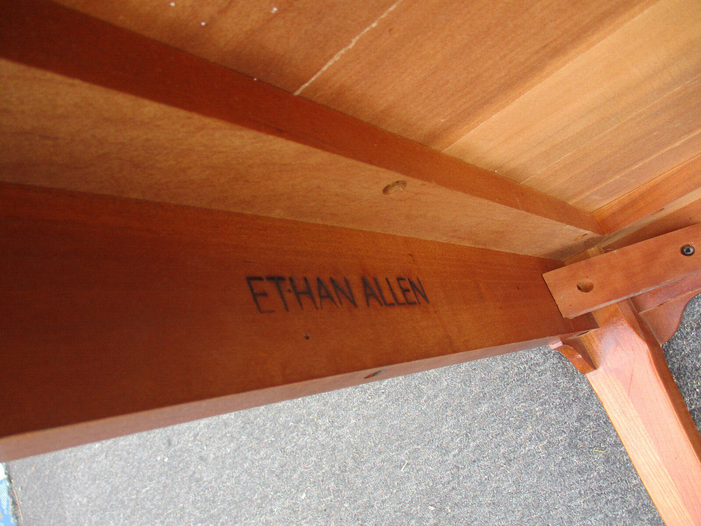 63533  ETHAN Allen Mahogany Lamp Table Stand