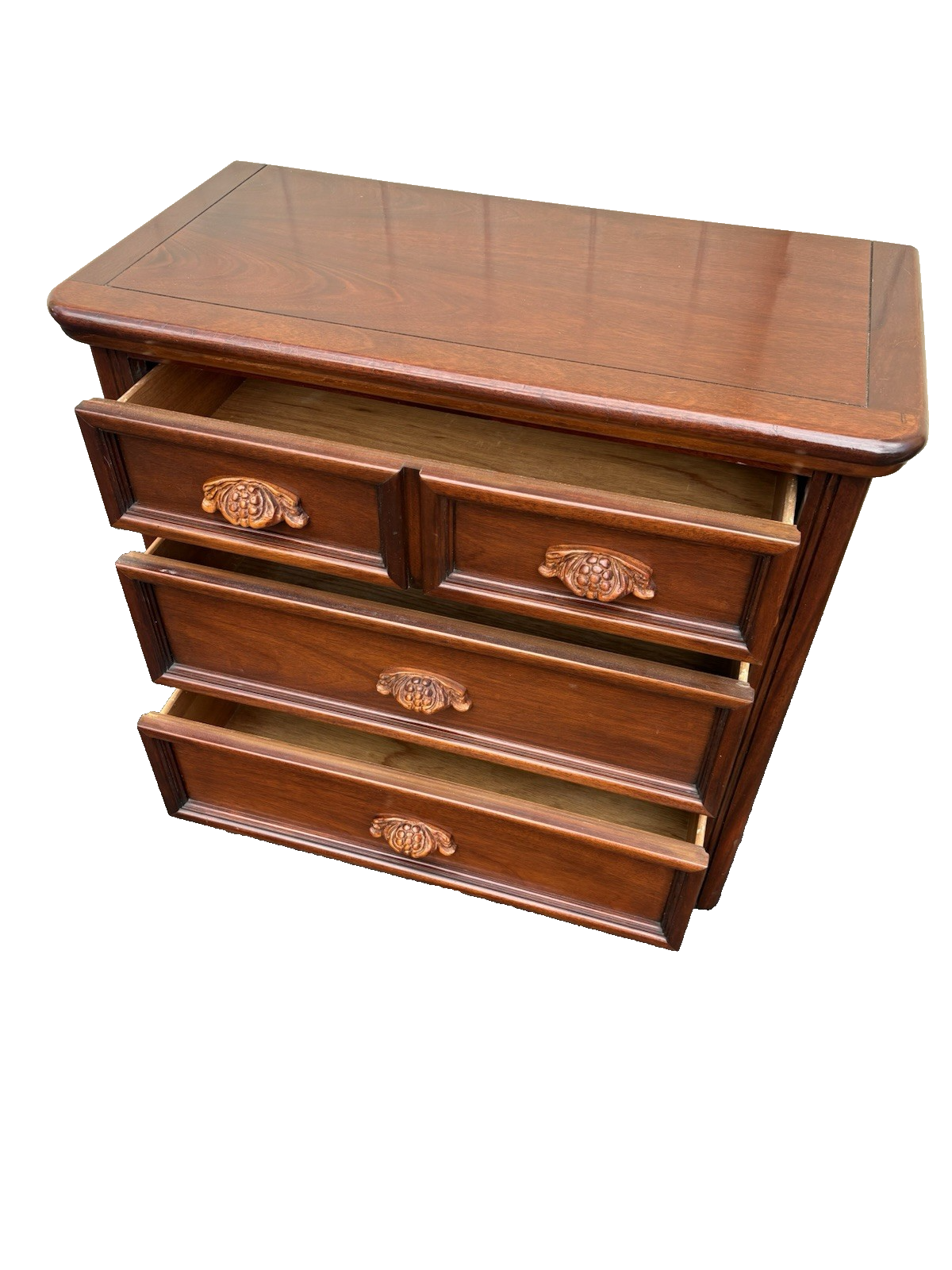 66727  Dixie Furniture Mahogany Dresser Chest Wood Carved Drawer Pulls