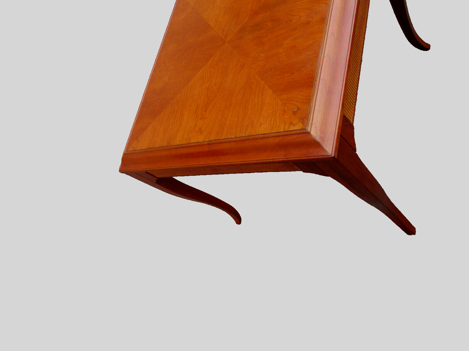 63533  ETHAN Allen Mahogany Lamp Table Stand