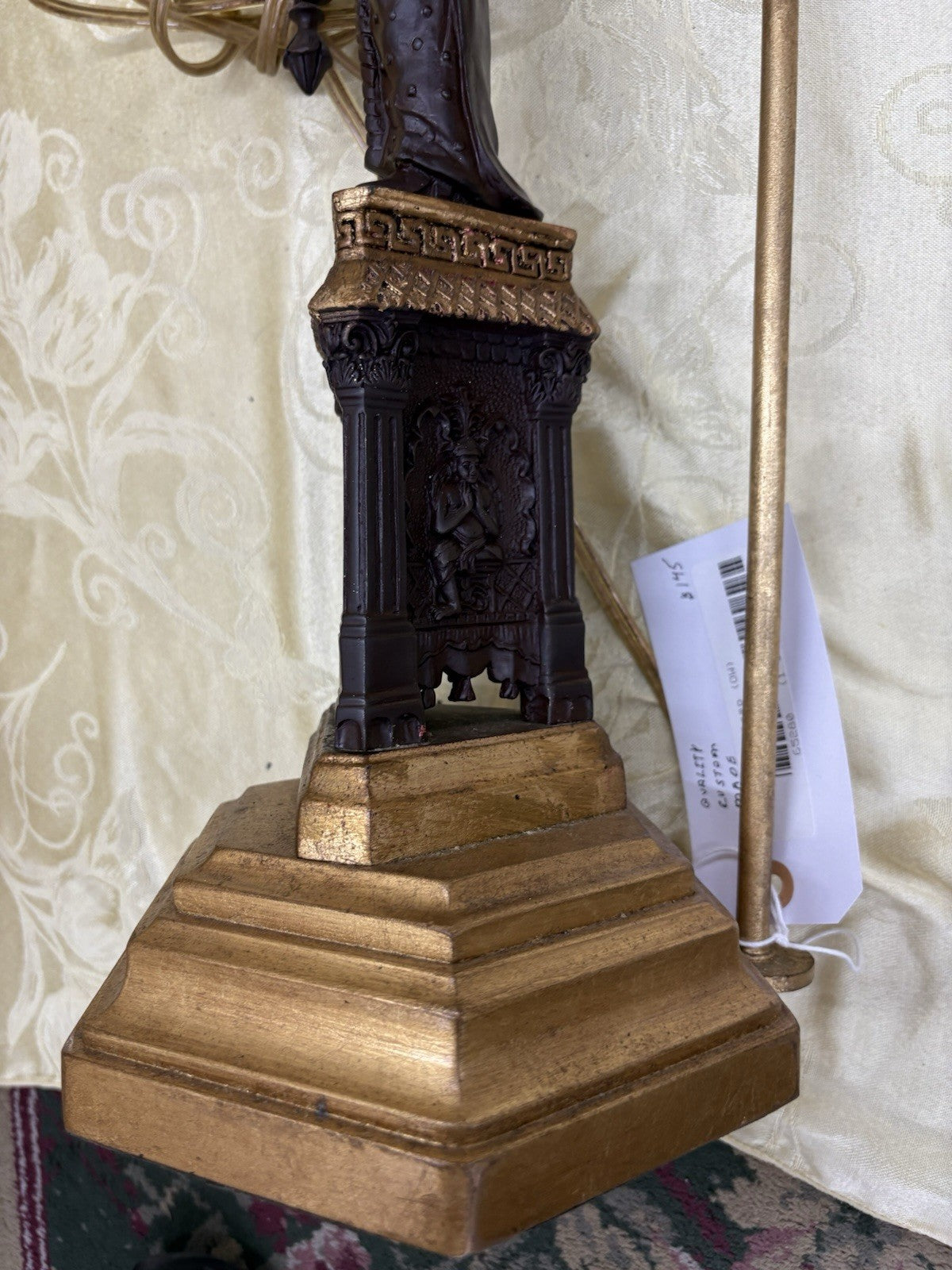 65280 QUALITY Figural Table Lamp with Shade