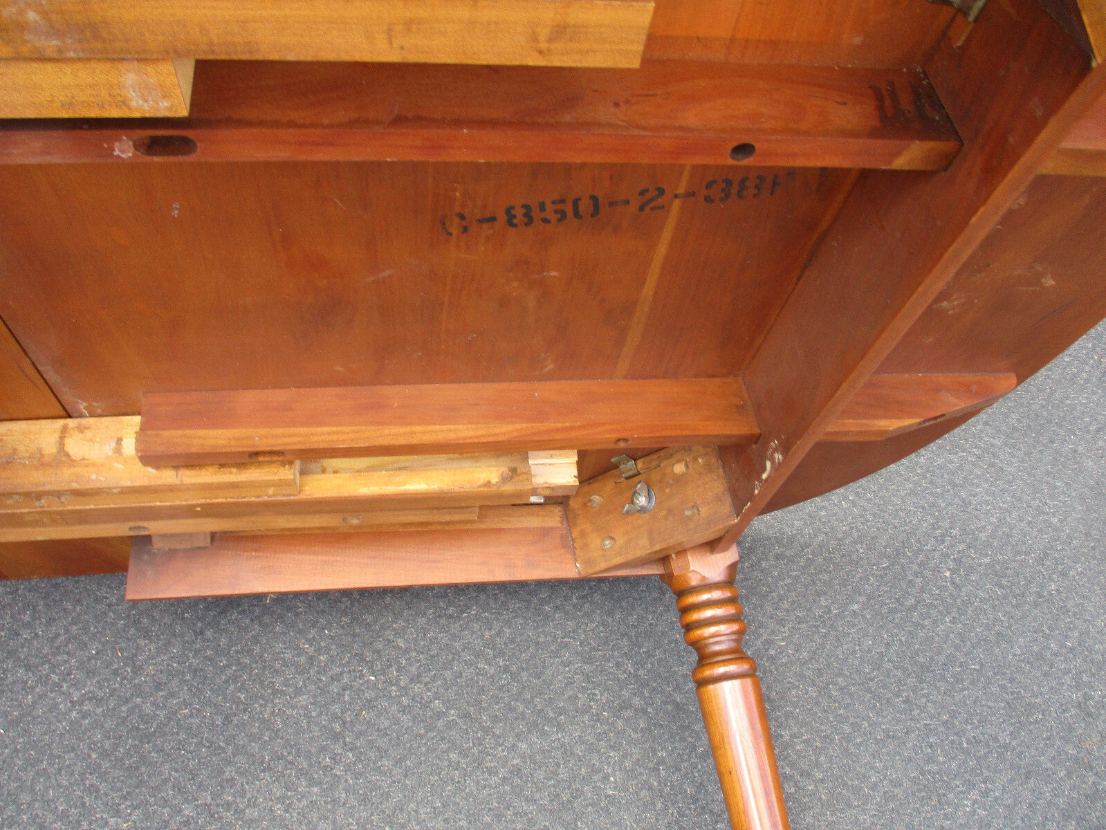 64226   Thomasville Cherry Dining Table w/ leaf  +  6 Chair s