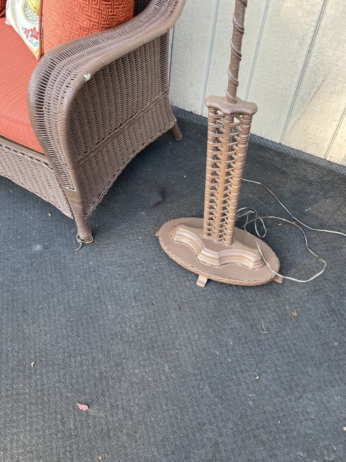 66020   Antique Victorian Wicker  Sofa Couch Armchair Chair with 2 lamps