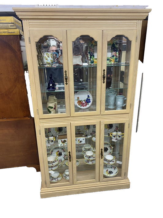 57044 PULASKI CURIO CHINA CABINET FACTORY Finish