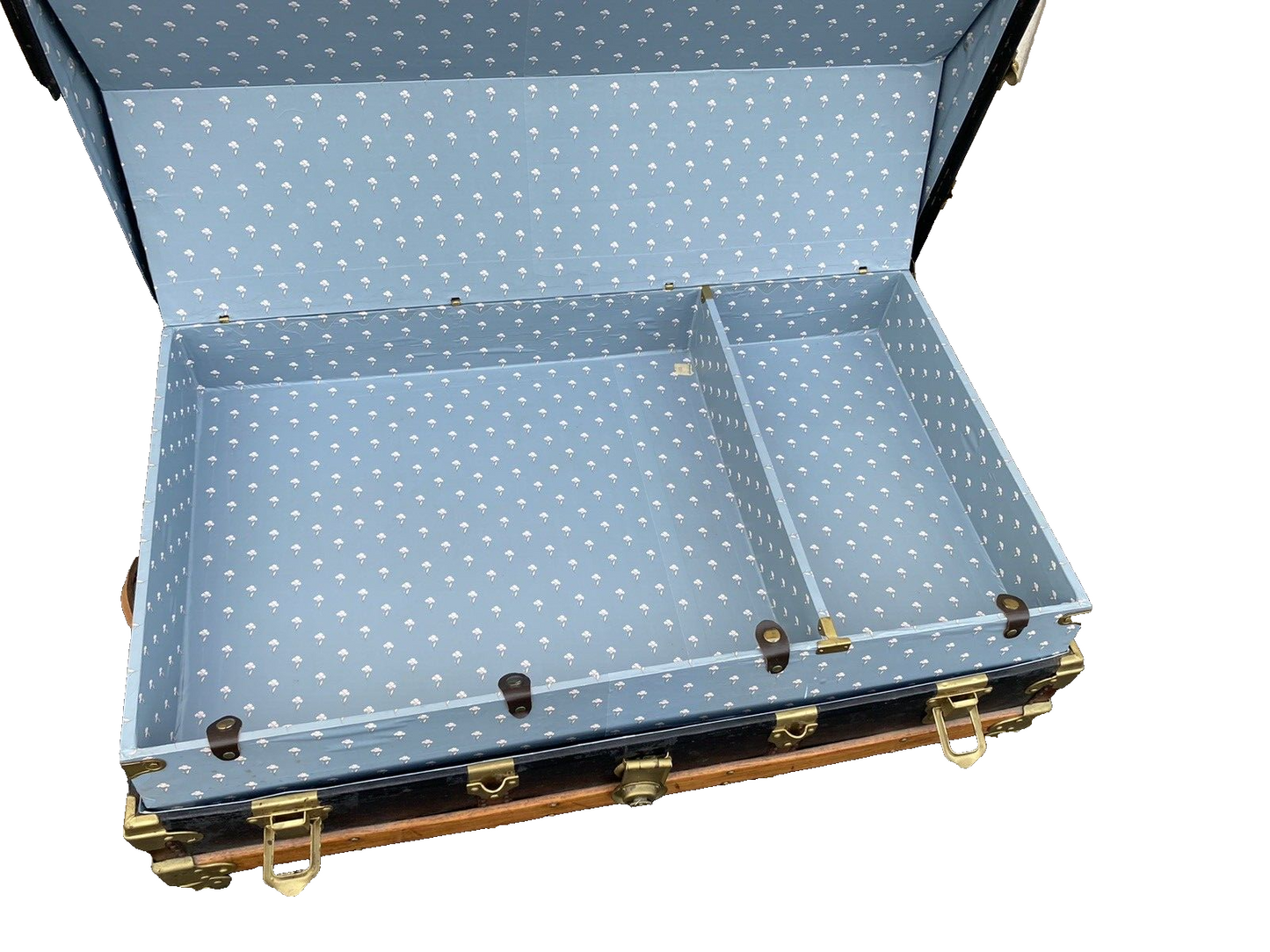 65633  Antique  WANAMAKER PANAMA EXPOSITION Flat Top Trunk with Covered tray