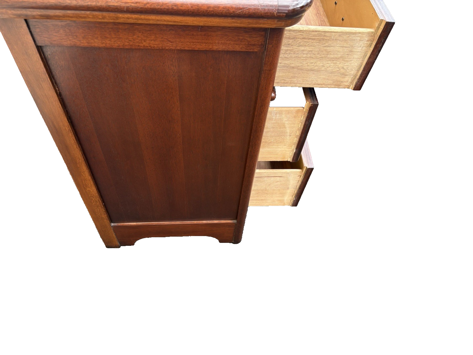 66727  Dixie Furniture Mahogany Dresser Chest Wood Carved Drawer Pulls