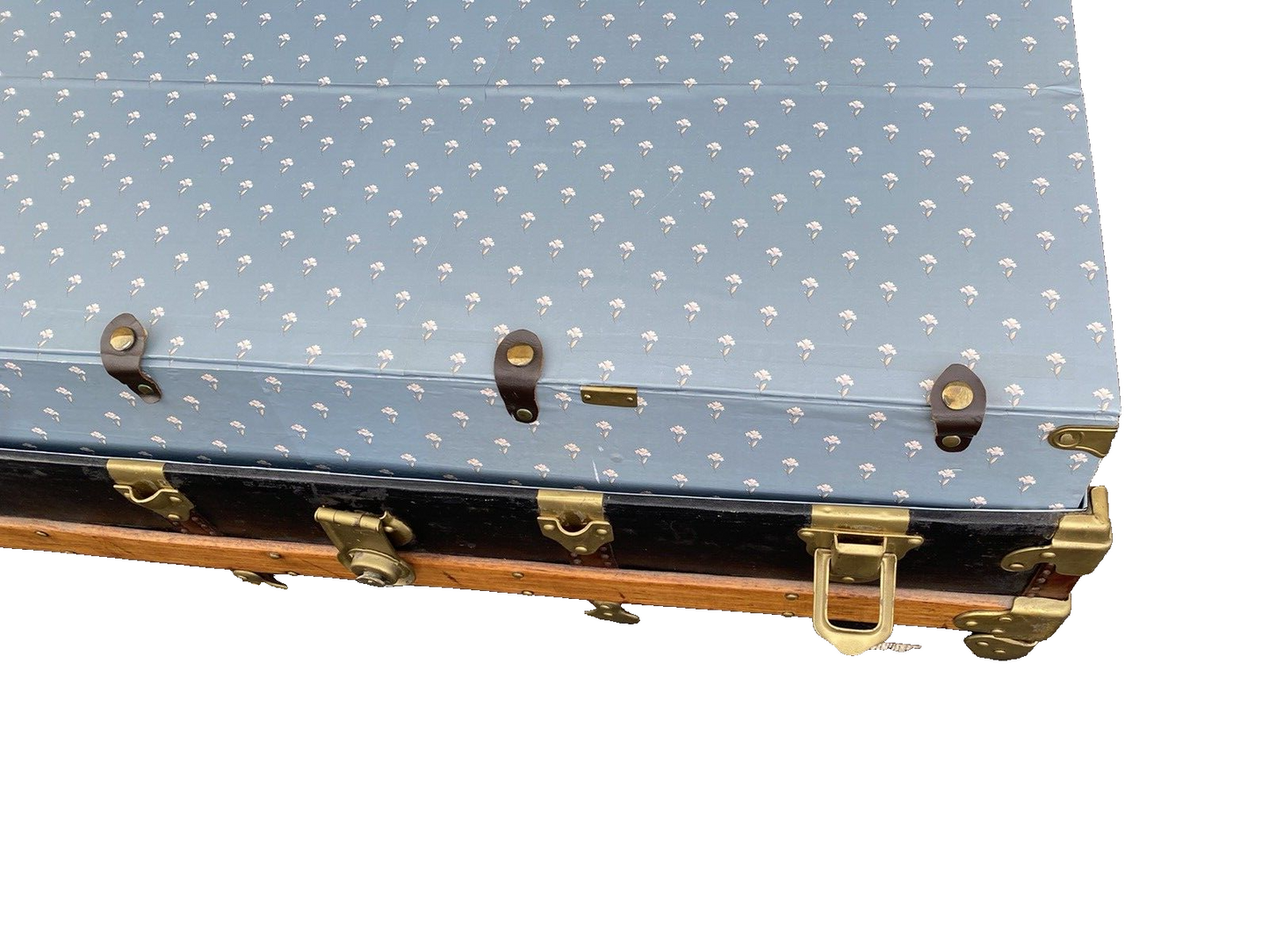 65633  Antique  WANAMAKER PANAMA EXPOSITION Flat Top Trunk with Covered tray