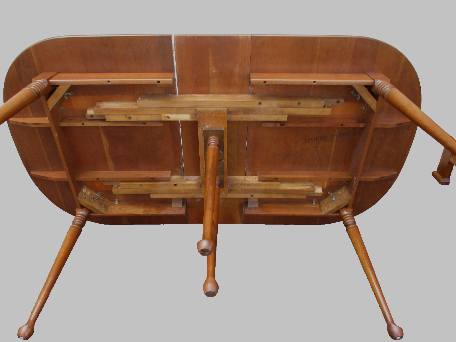 64226   Thomasville Cherry Dining Table w/ leaf  +  6 Chair s