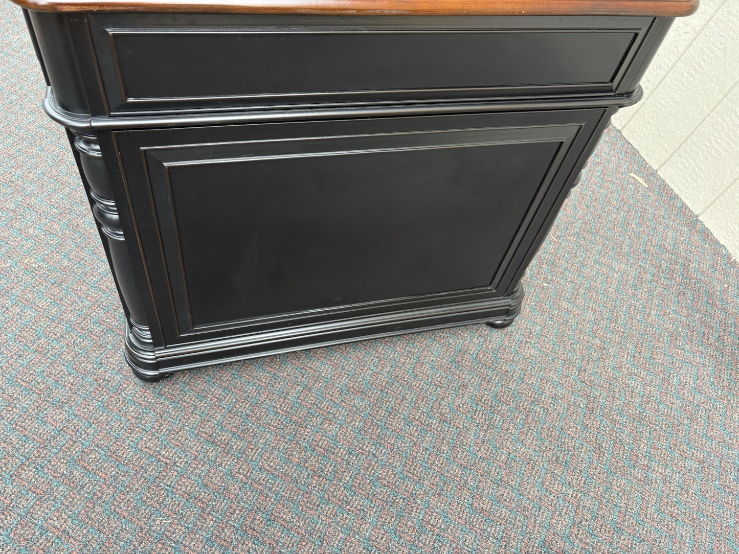 67108 Modern Riverside Furniture Ebony Executive Desk