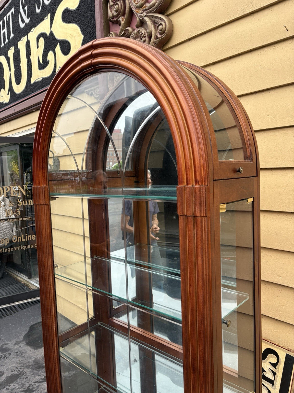 66655 Dome Top Mahogany ETCHED Glass  PULASKI China Cabinet Curio