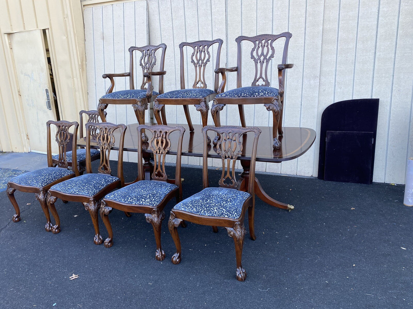 65678   GAINES McHale Banded Mahogany  Dining Table w/ leaf + 8 Chairs