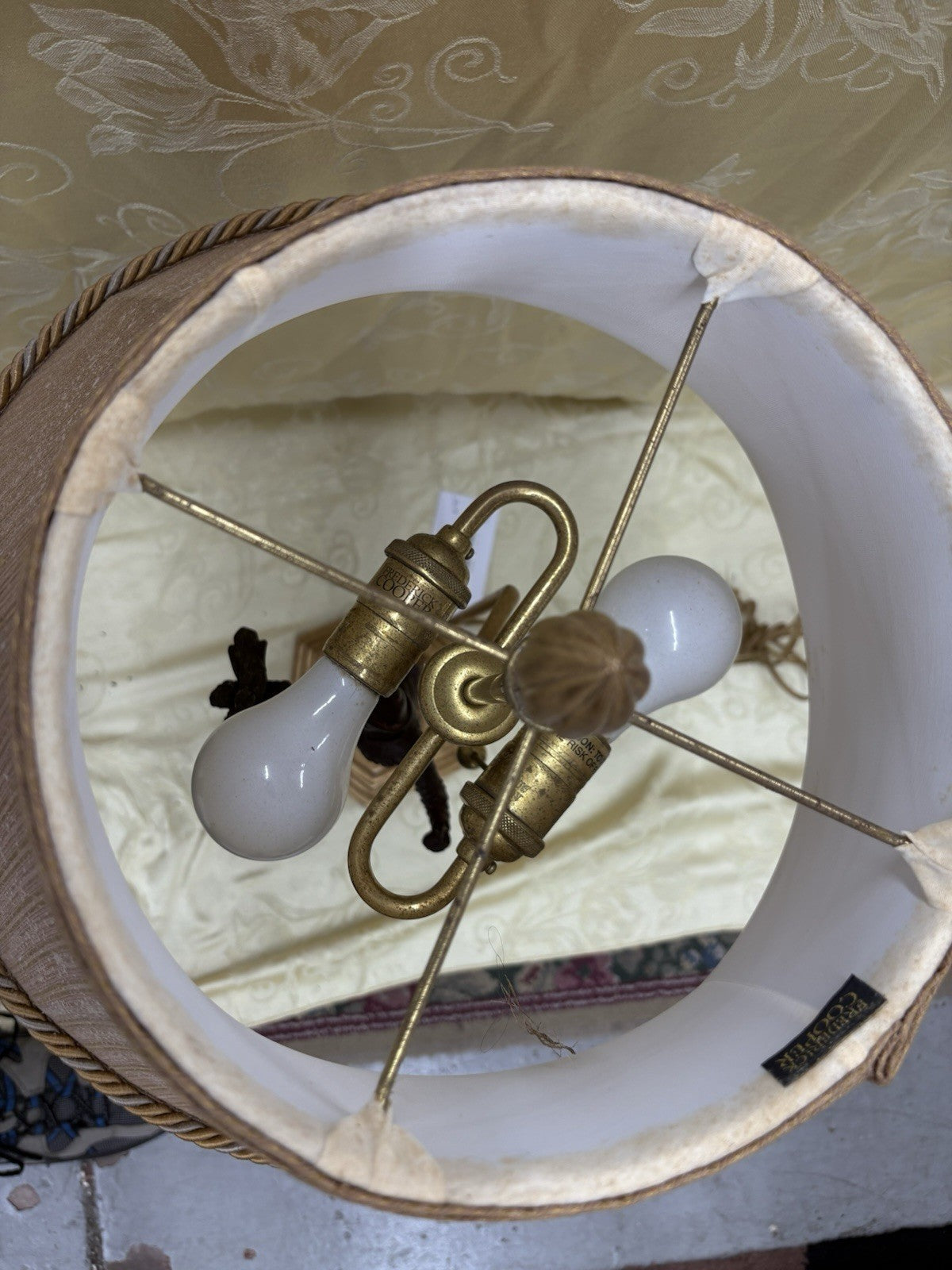 65280 QUALITY Figural Table Lamp with Shade