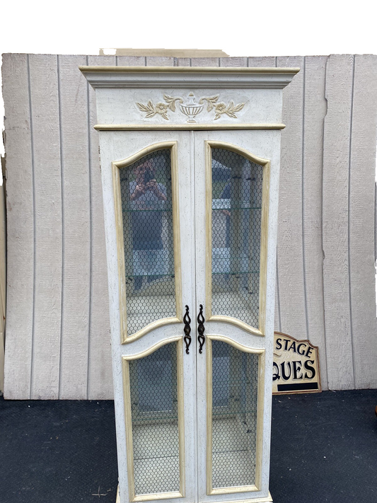 65352   Decorator Curio Cabinet HEKMAN French Regency  ???