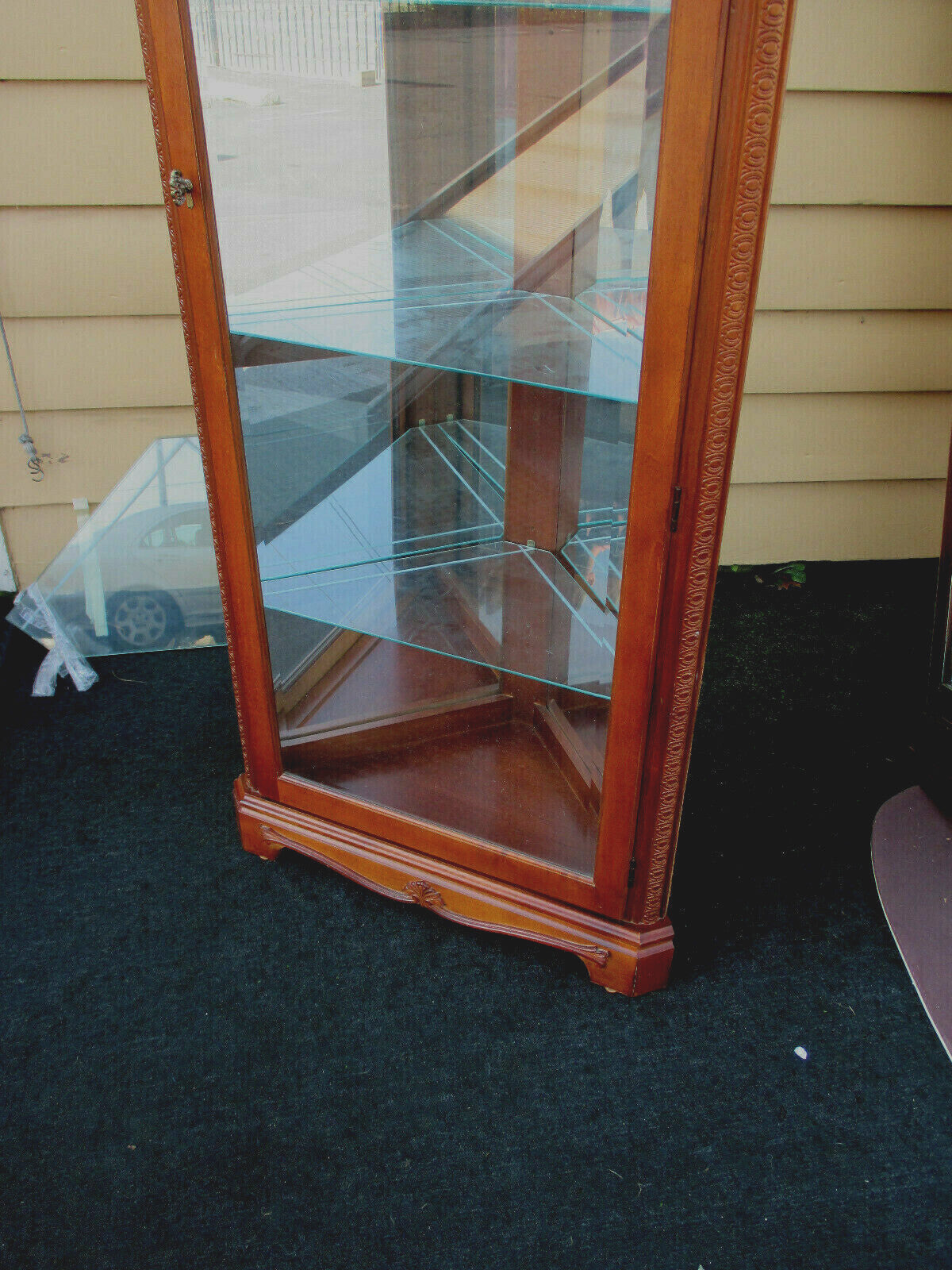 64476  PULASKI Lighted Corner China Cabinet Curio