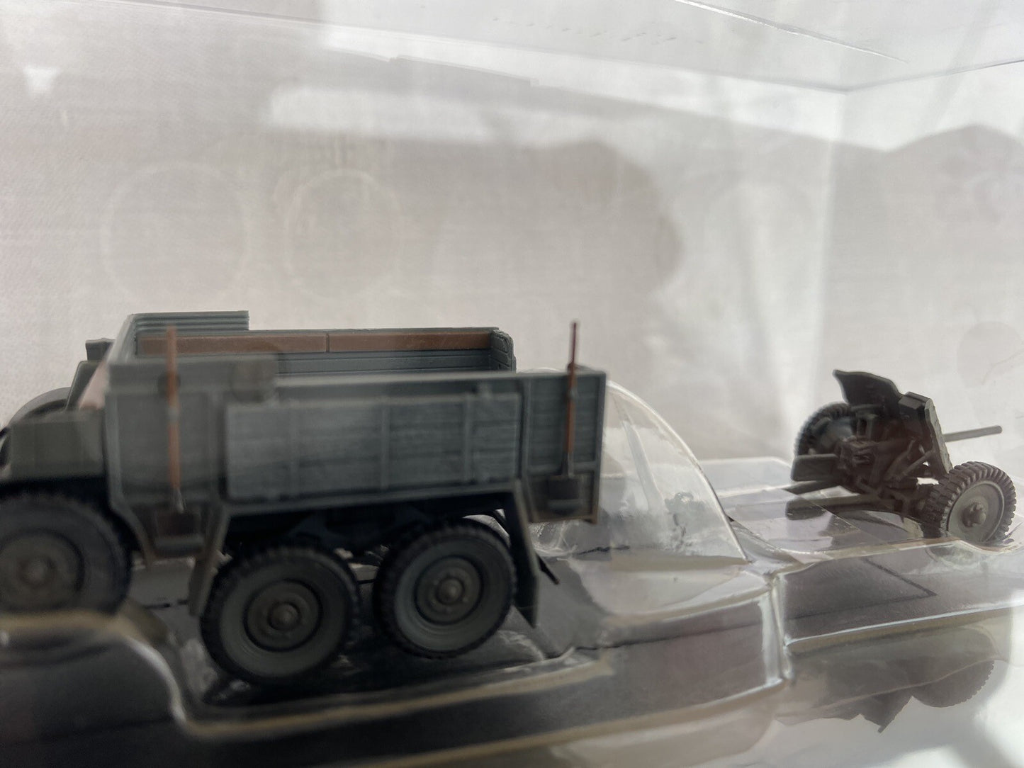 ES 64 :      2 Military Tanks in Showcases