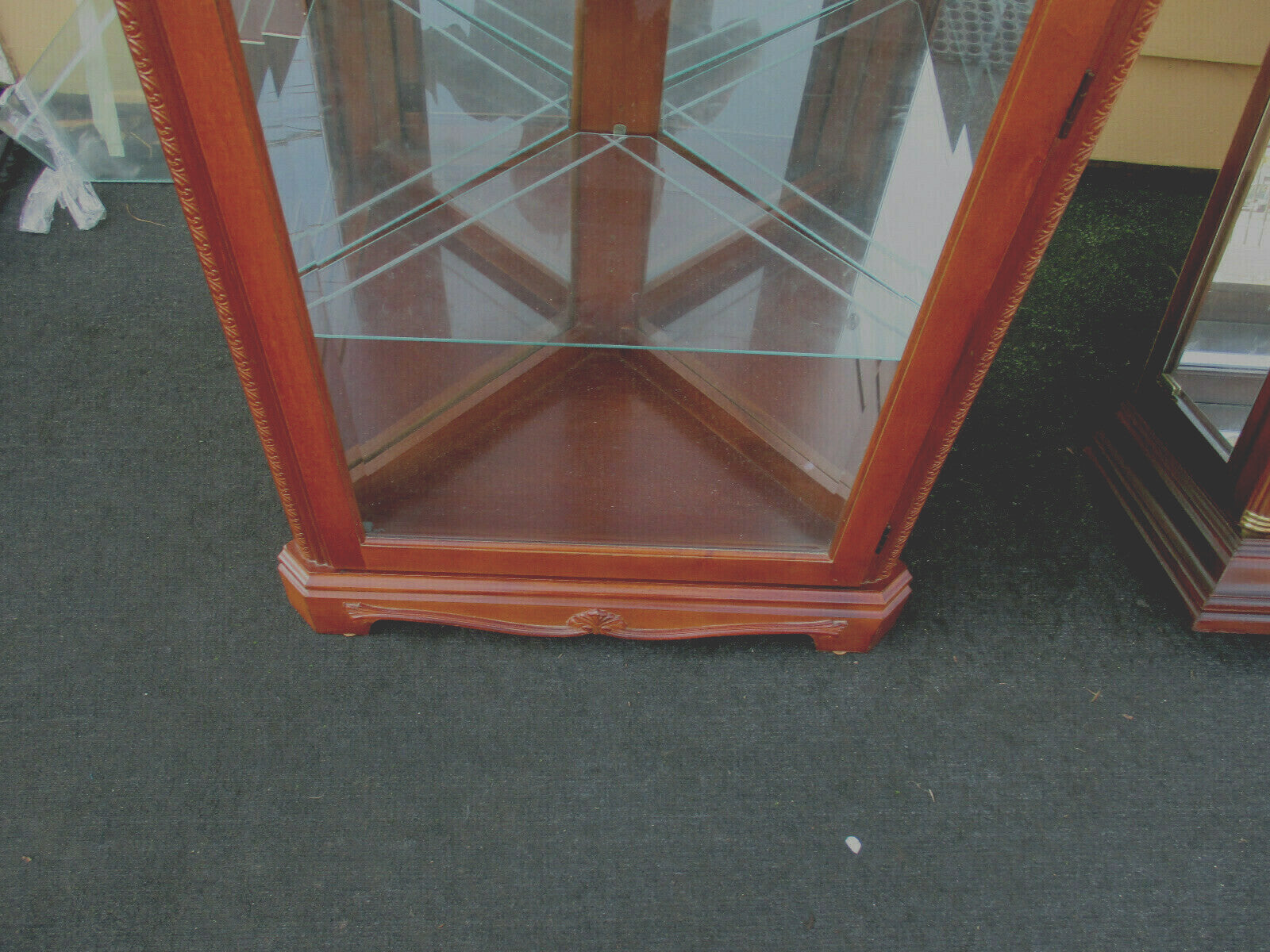 64476  PULASKI Lighted Corner China Cabinet Curio