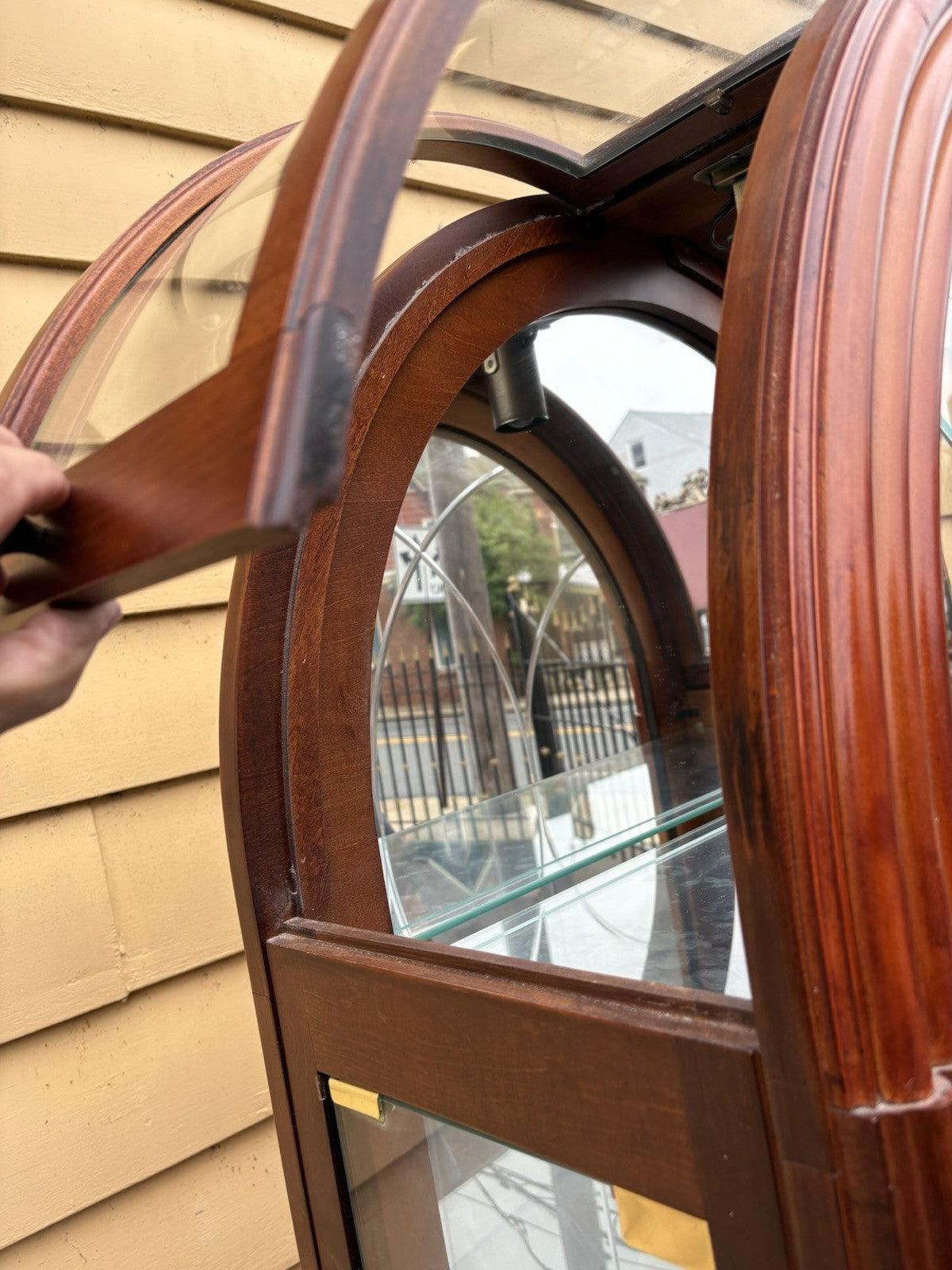 66655 Dome Top Mahogany ETCHED Glass  PULASKI China Cabinet Curio