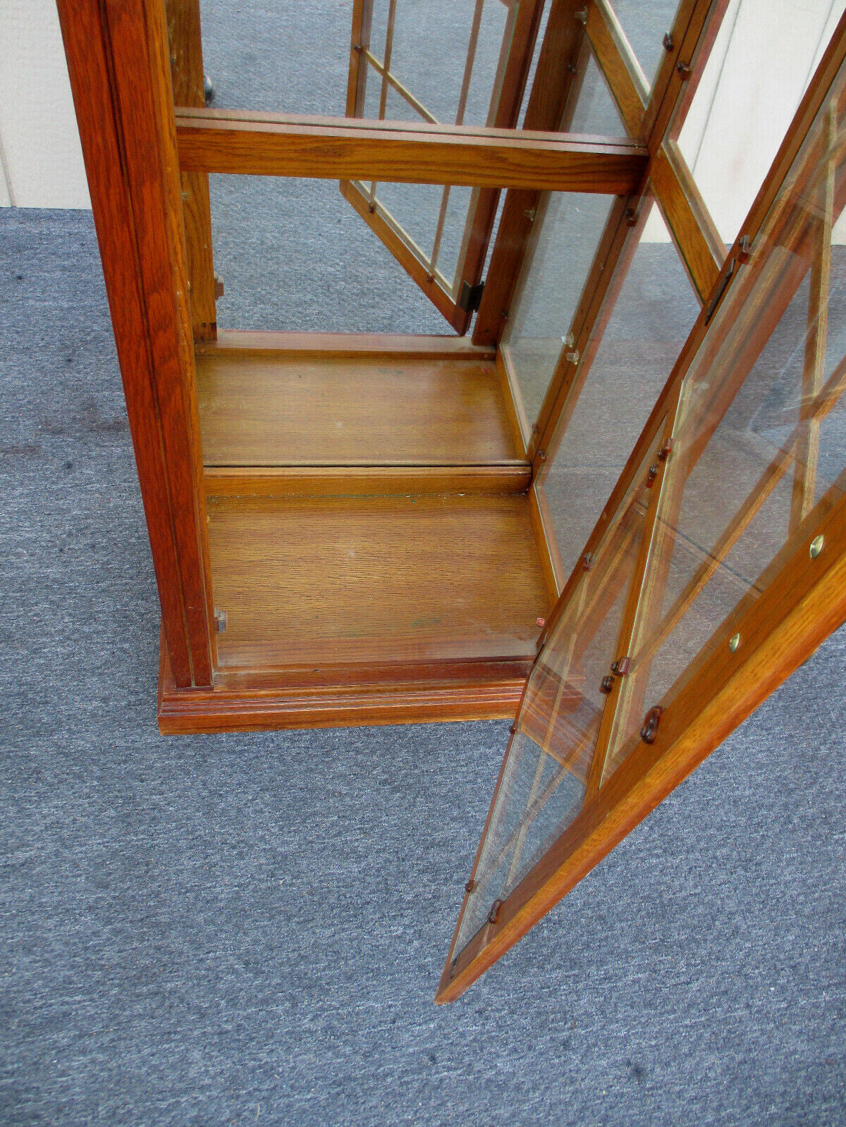 62955   Pulaski Oak Curio China Display Cabinet Etergie