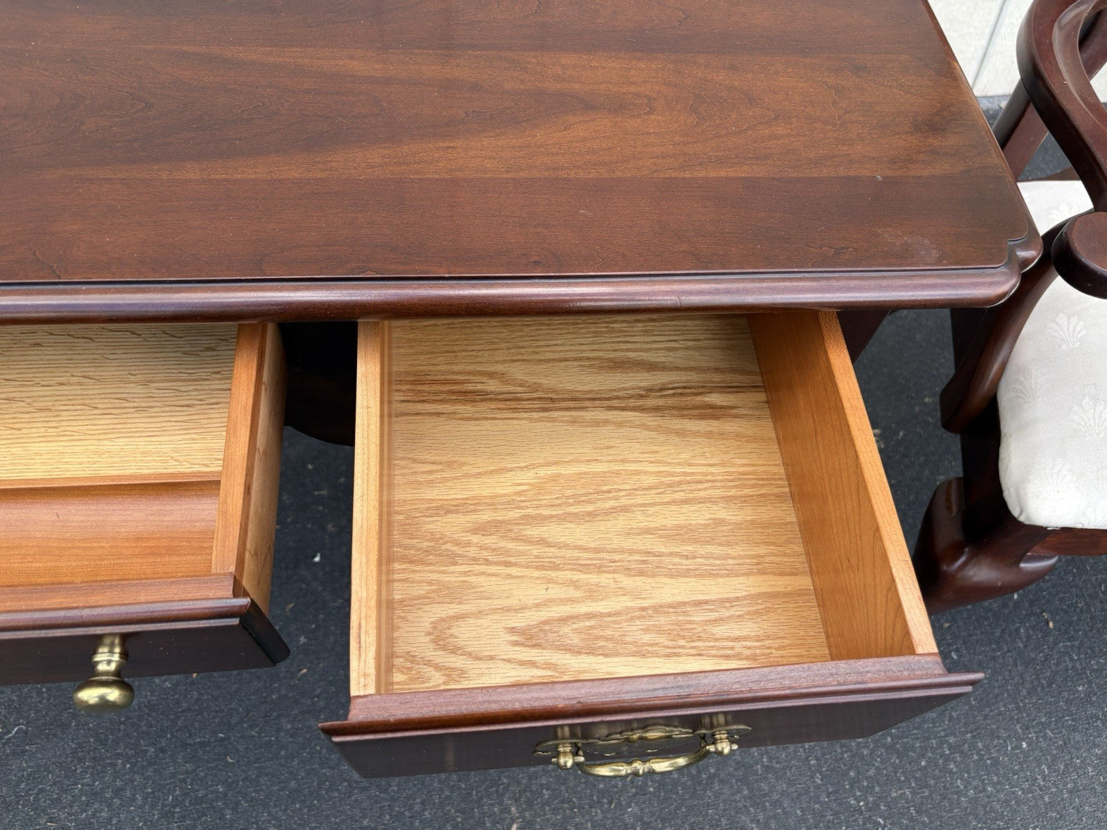 66639   STATTON Mahogany Executive Desk with Chair