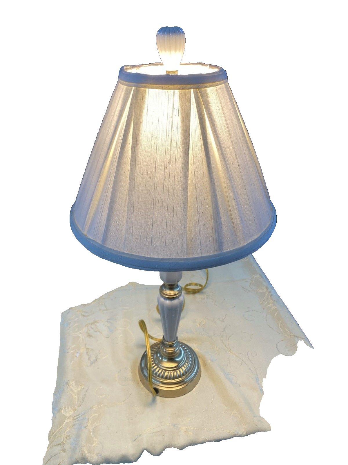 66558 Lenox Quoizel Table Lamp with Lenox Tag on shade