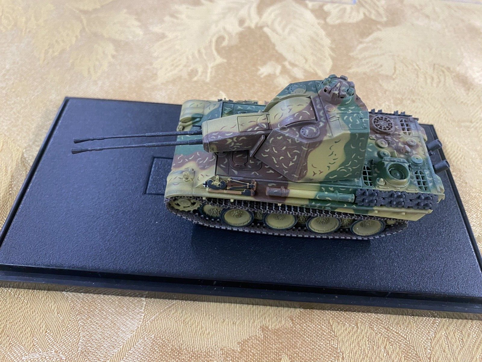 ES 1:   2 Dragon Armor Military Tanks in Case Western Front 1945