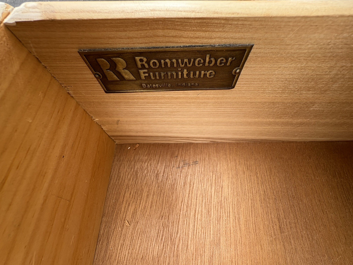 66763 ROMWEBER Decorator Dresser Chest