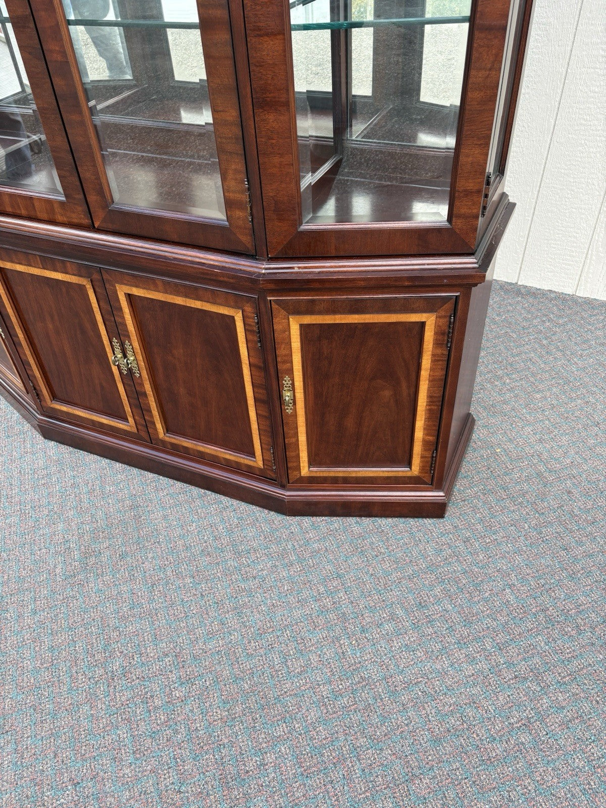 67135 Banded Mahogany Thomasville Breakfront China Cabinet Curio