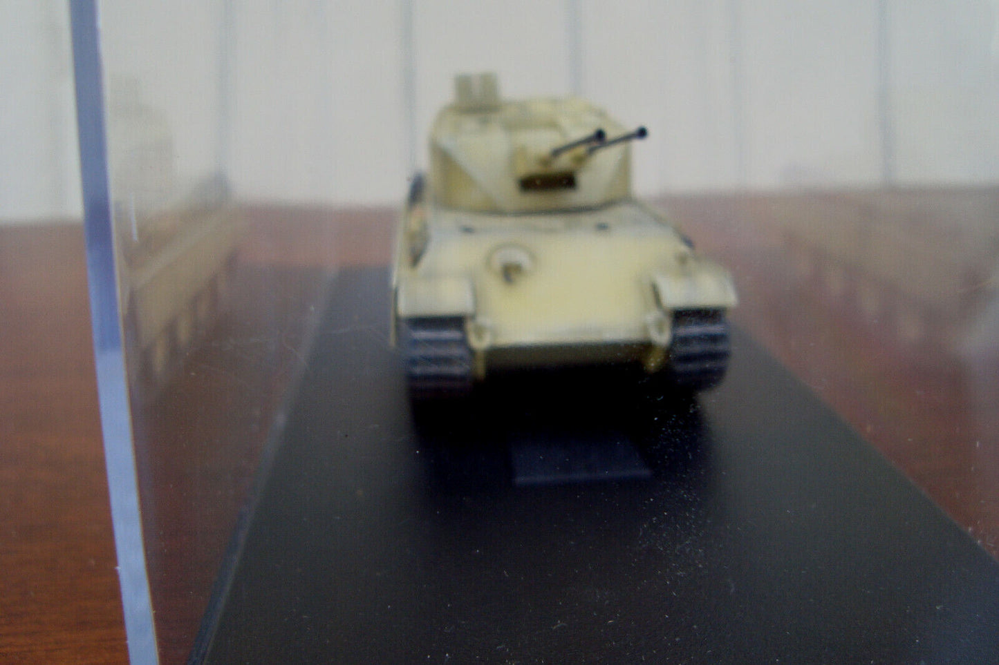 ES 1:     Pair Dragon Armor - WWII Military Small Tanks In Show Case