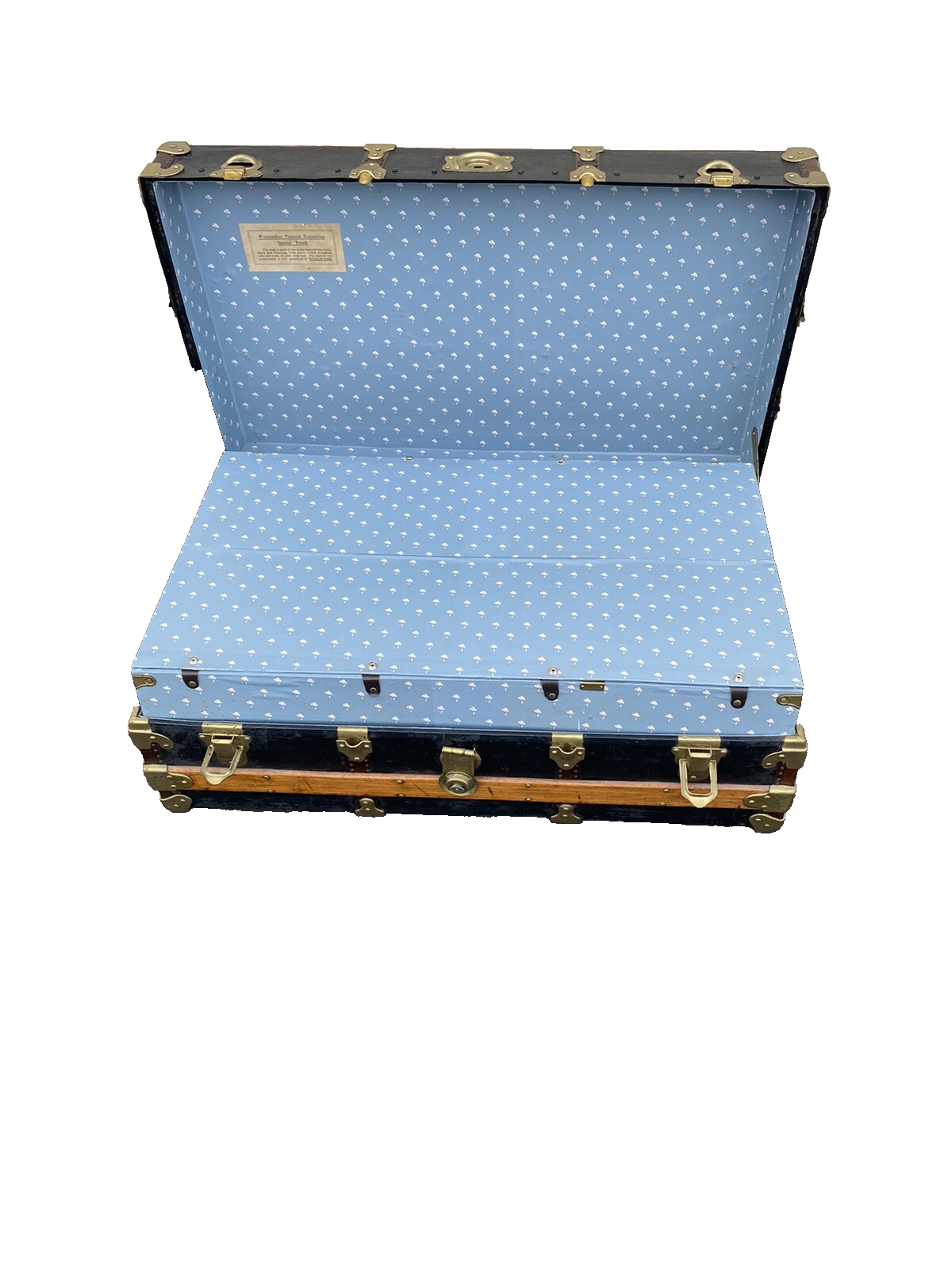 65633  Antique  WANAMAKER PANAMA EXPOSITION Flat Top Trunk with Covered tray