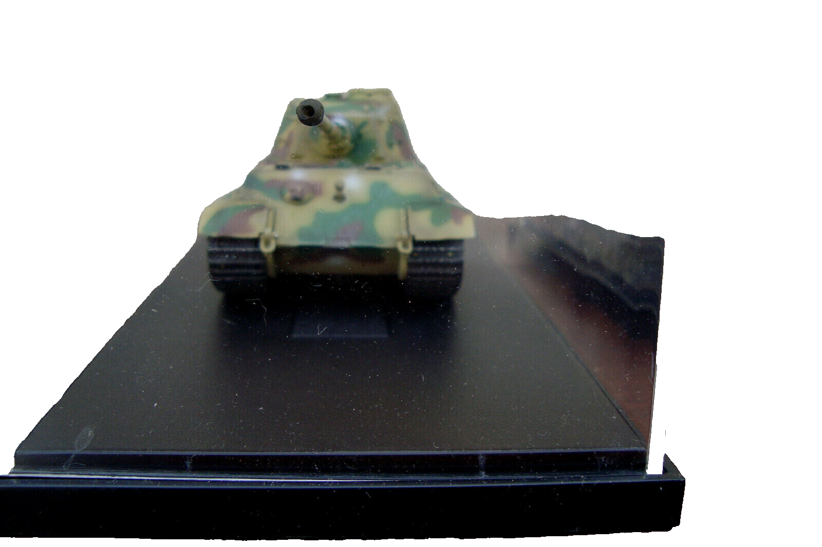 ES15 -   3 Military Tanks in Showcases