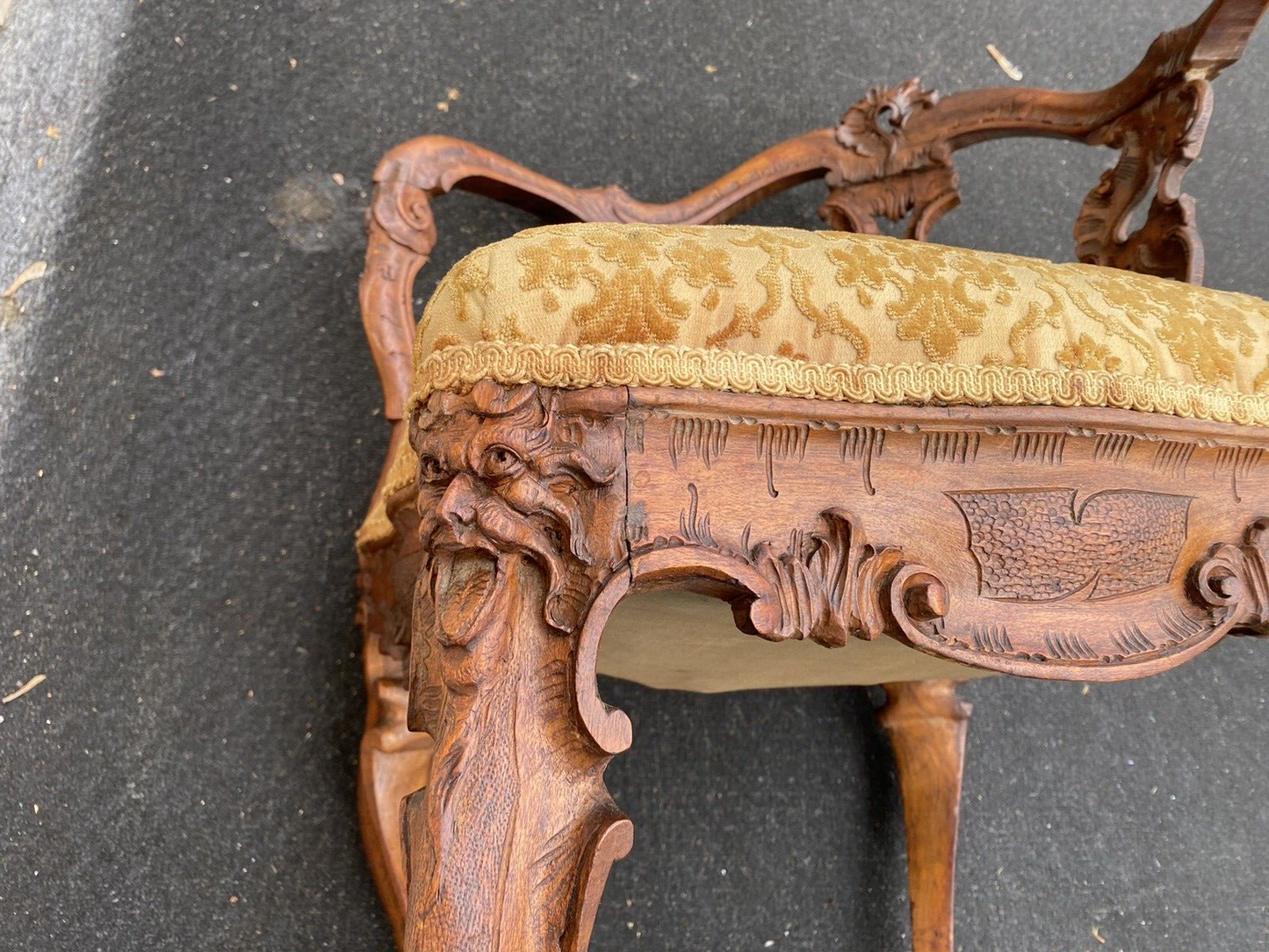 66207   Fancy Hand Carved Mahogany Corner Chair Northwind Lion   Faces VERY RARE