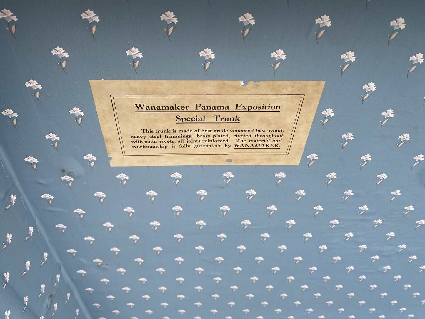 65633  Antique  WANAMAKER PANAMA EXPOSITION Flat Top Trunk with Covered tray