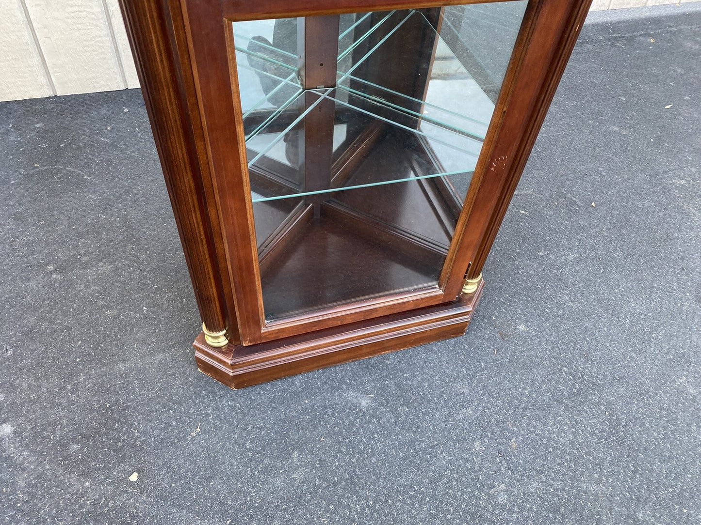 66160   Mahogany PULASKI Furniture Corner China cabinet Curio